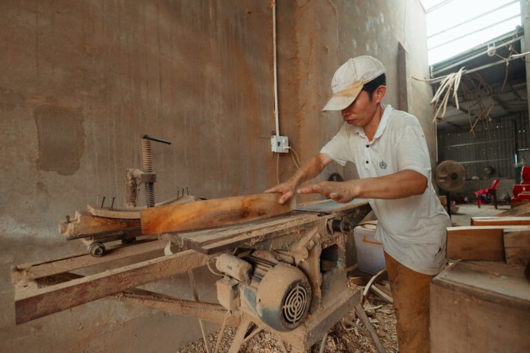 Artisan menuisier travaillant dans son atelier - site internet PME artisan BFC