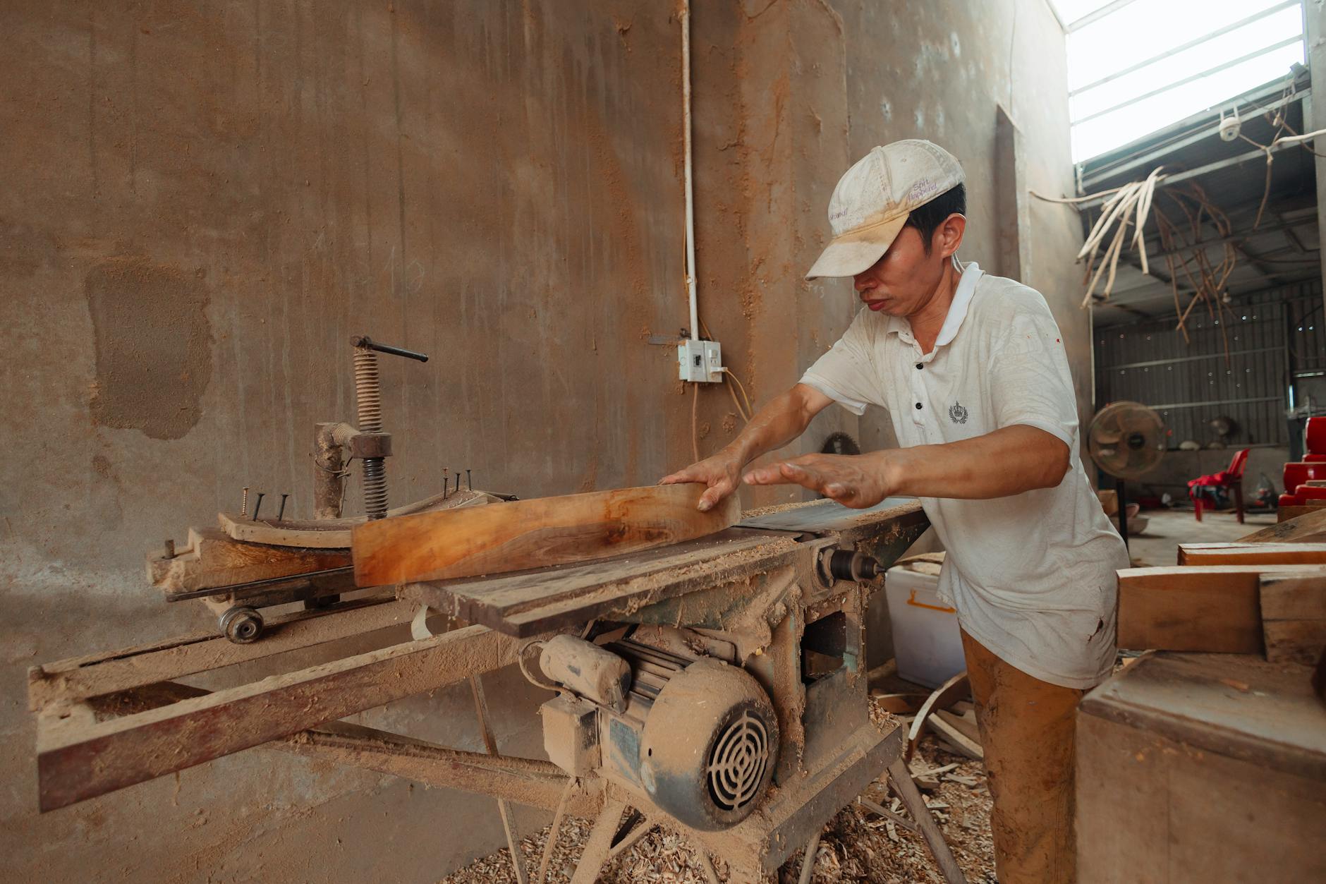 Artisan menuisier travaillant dans son atelier - site internet PME artisan BFC
