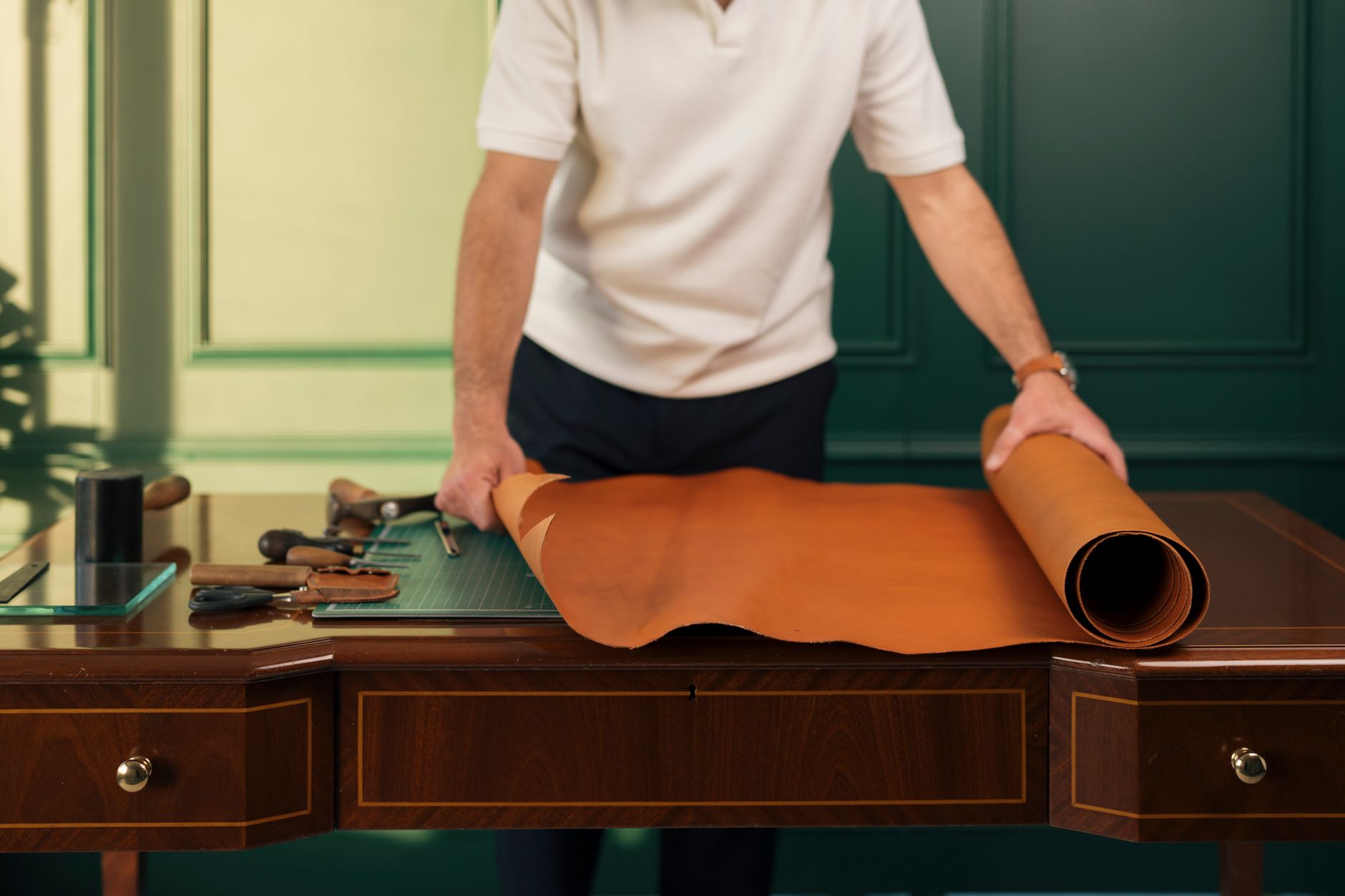 Artisan du cuir concentré sur son établi dans son atelier, symbole des PME et artisans ciblés par les promesses SEO trompeuses