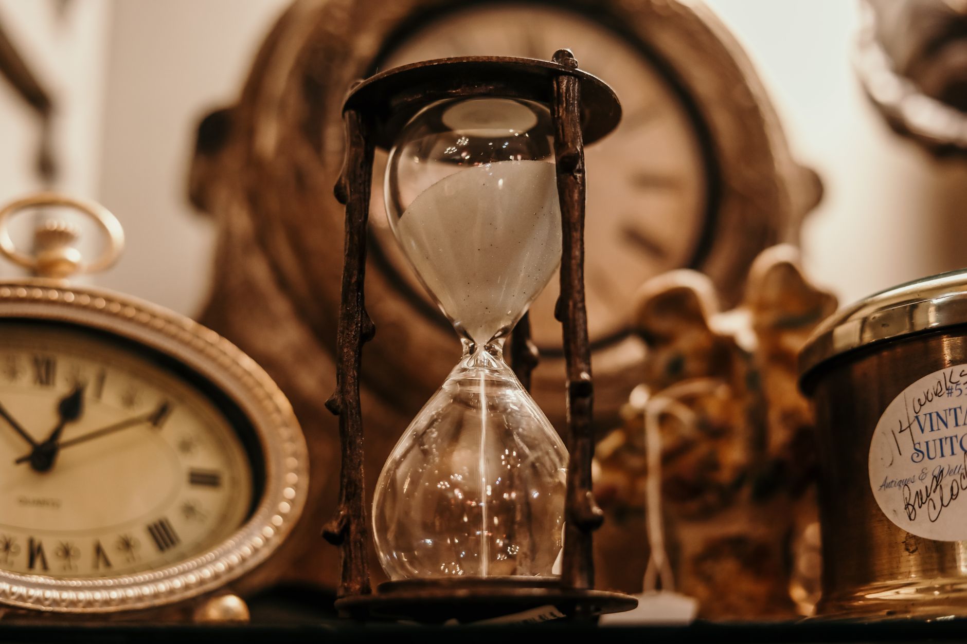 Sablier en gros plan illustrant le temps nécessaire pour ranker sur Google quand on est une PME en 2026